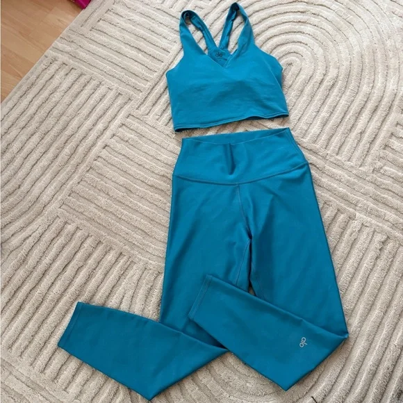 Alo Yoga Matching Set Leggings + Crop Top
Teal Blue Size M - Picture 3 of 7